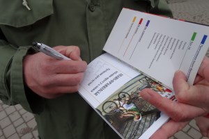 Зустріч з Тарасом Прохасько під час прогулянки Івано-Франківськом, автографсесія